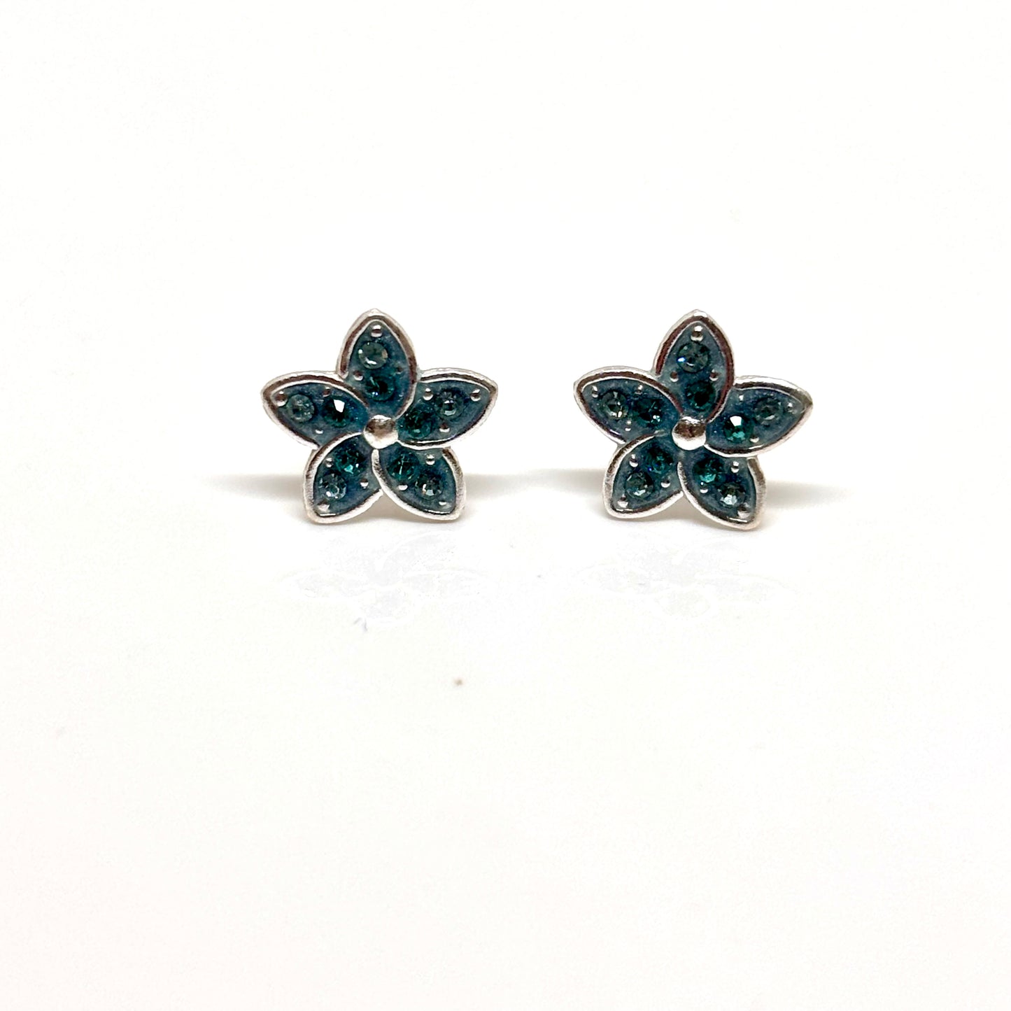 Pair of flower-shaped earrings with light blue gemstones from Pixi Daisy