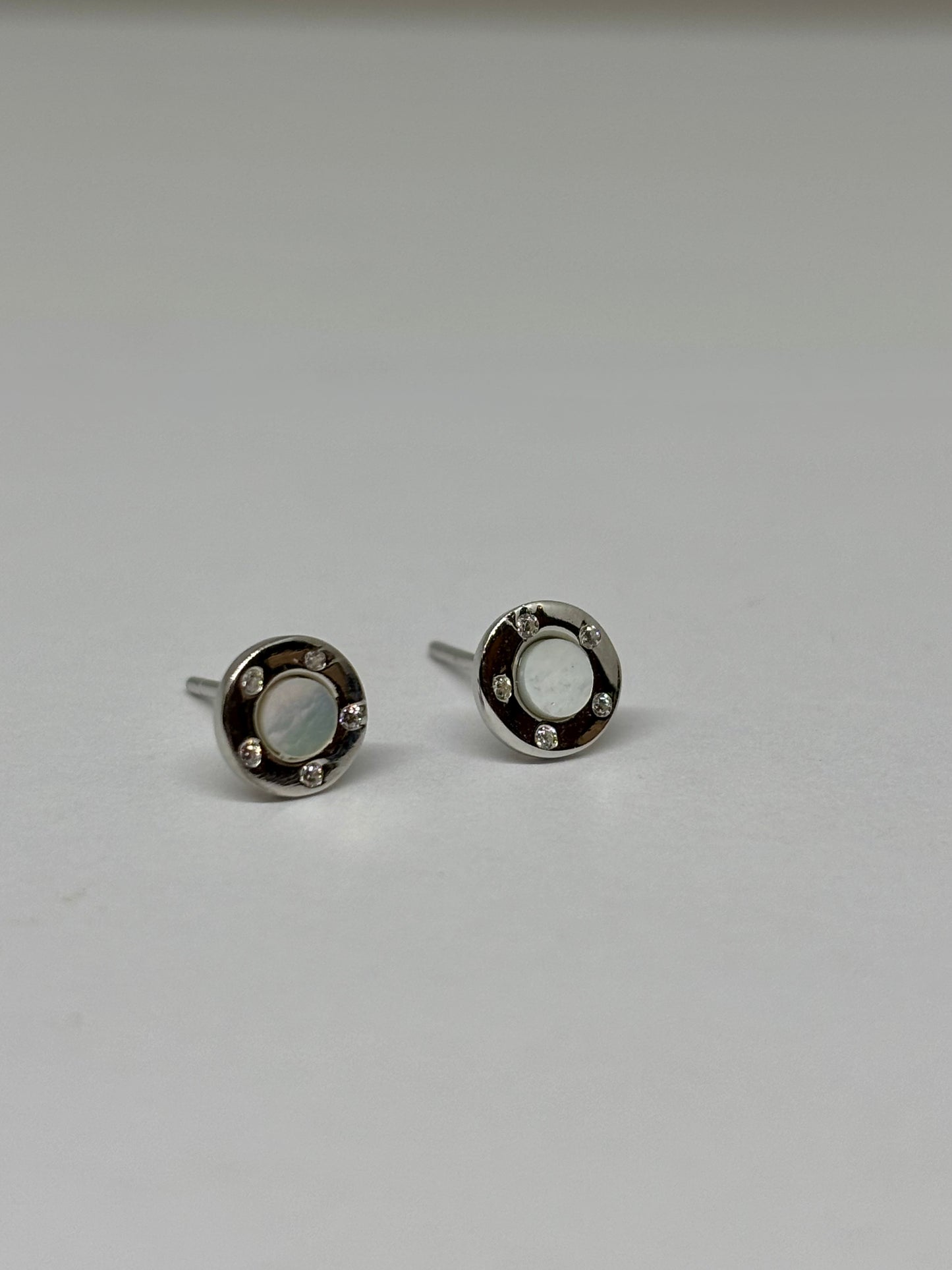 Circle ear studs with mother of Pearl centre from Pixi Daisy
