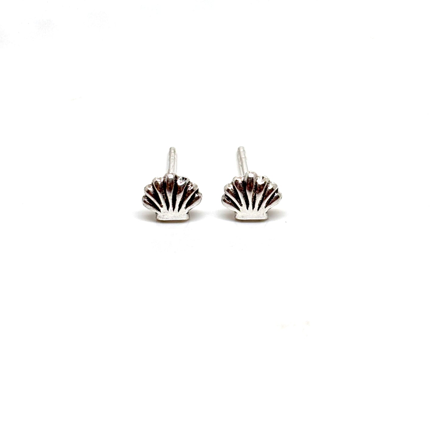 Pair of shell-shaped earrings from Pixi Daisy