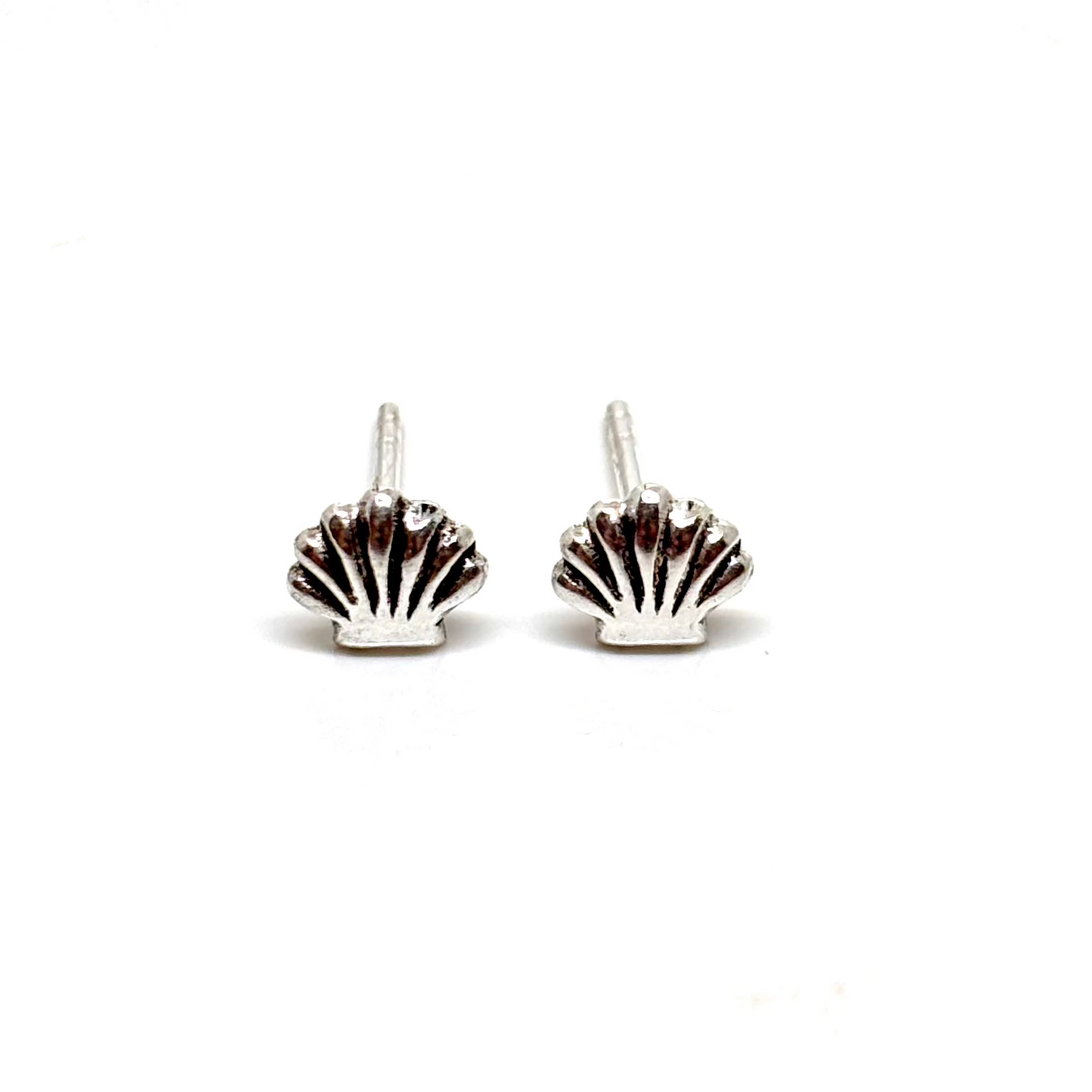 Pair of shell-shaped earrings from Pixi Daisy