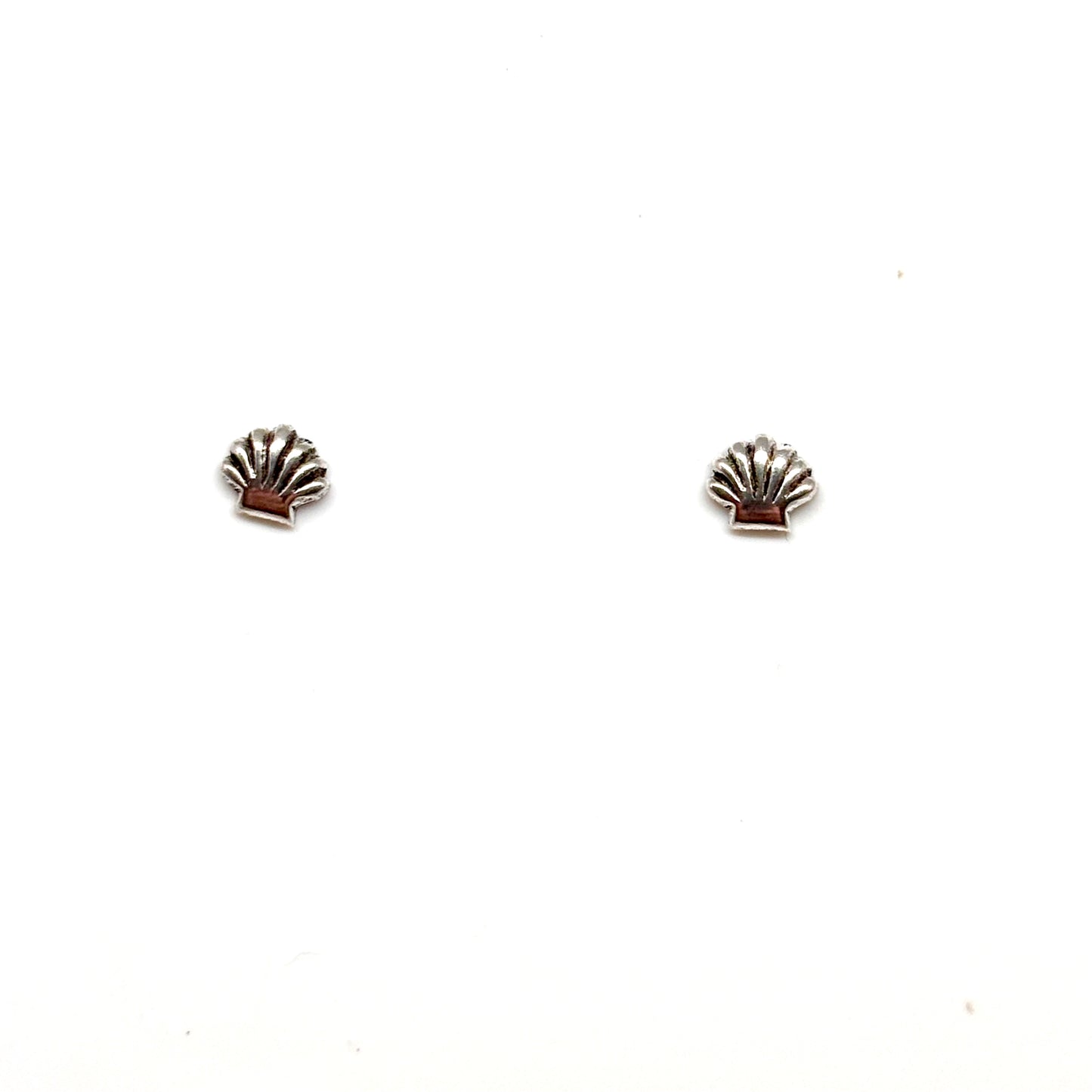 Pair of shell-shaped earrings from Pixi Daisy