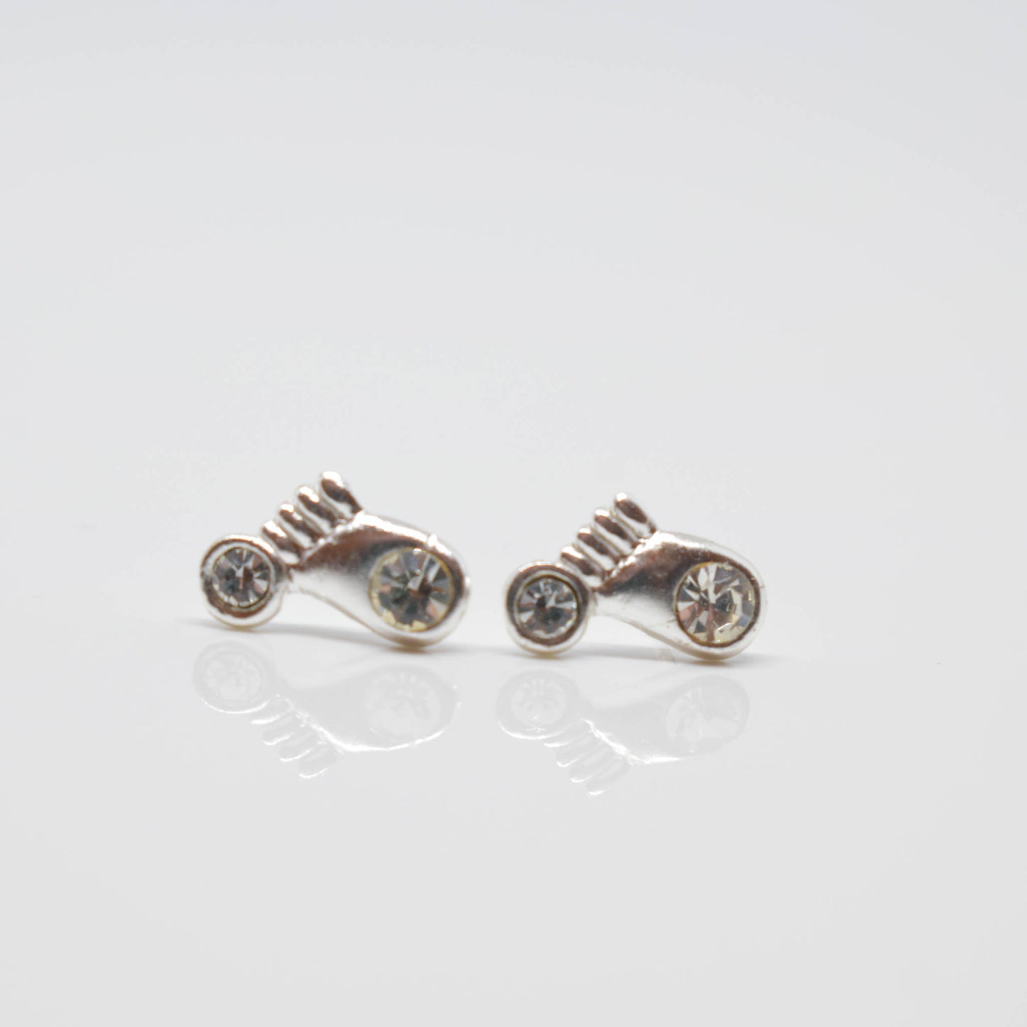 feet ear studs - Pixi daisy