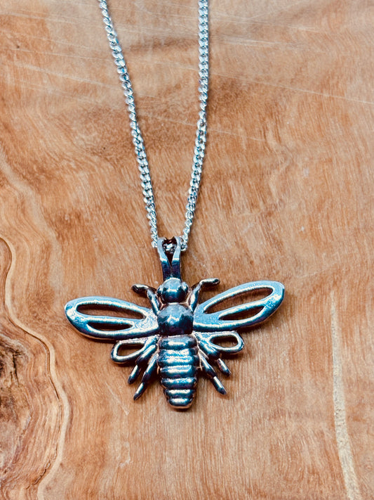 Silver Bee pendant from Pixi Daisy