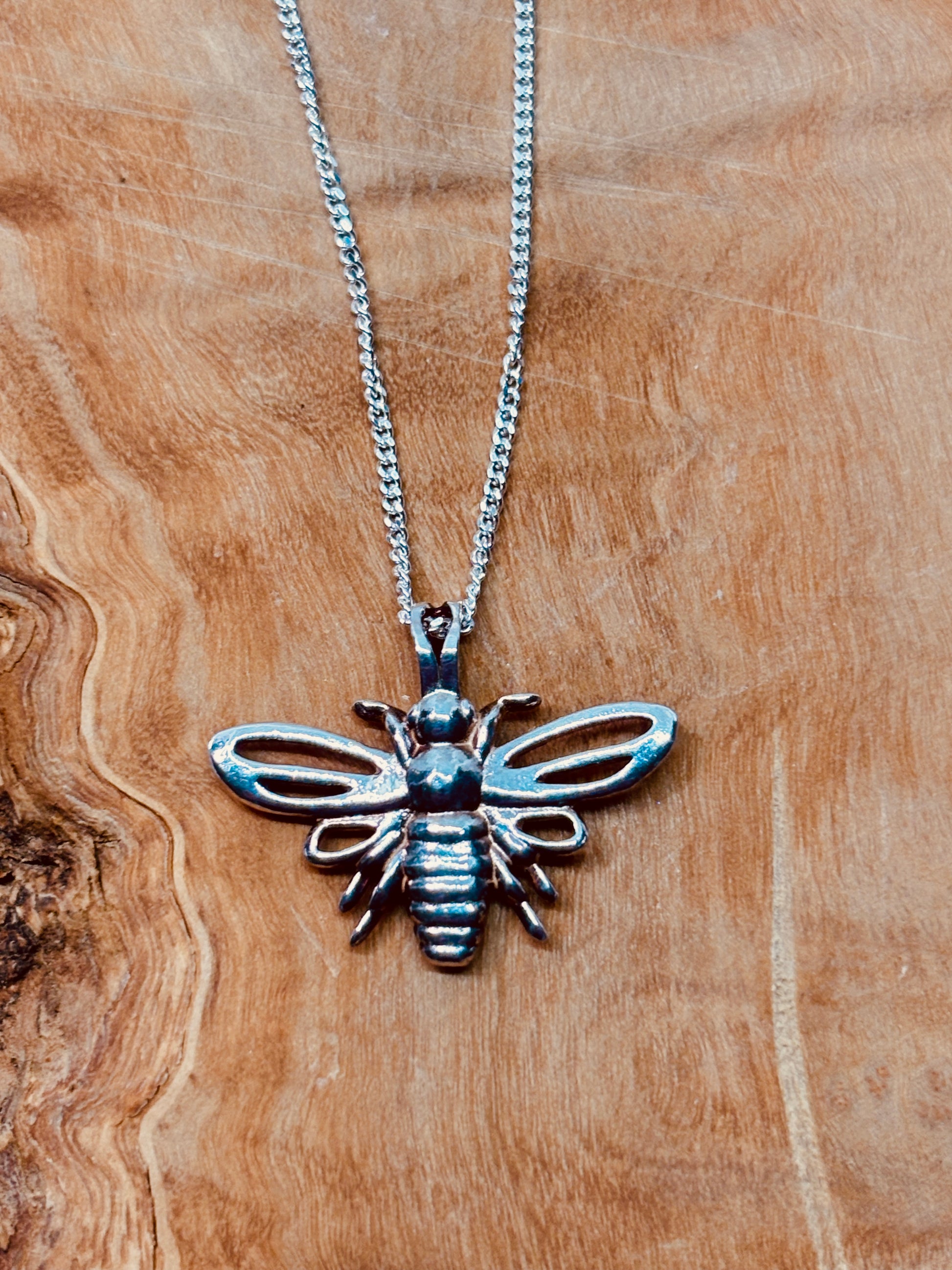 Silver Bee pendant from Pixi Daisy