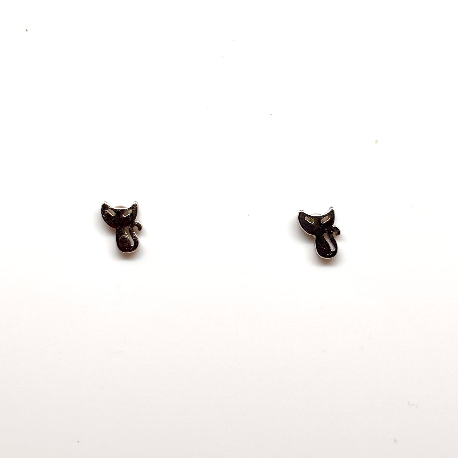 Silver car ear studs from Pixi Daisy