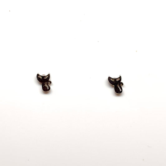 Silver car ear studs from Pixi Daisy