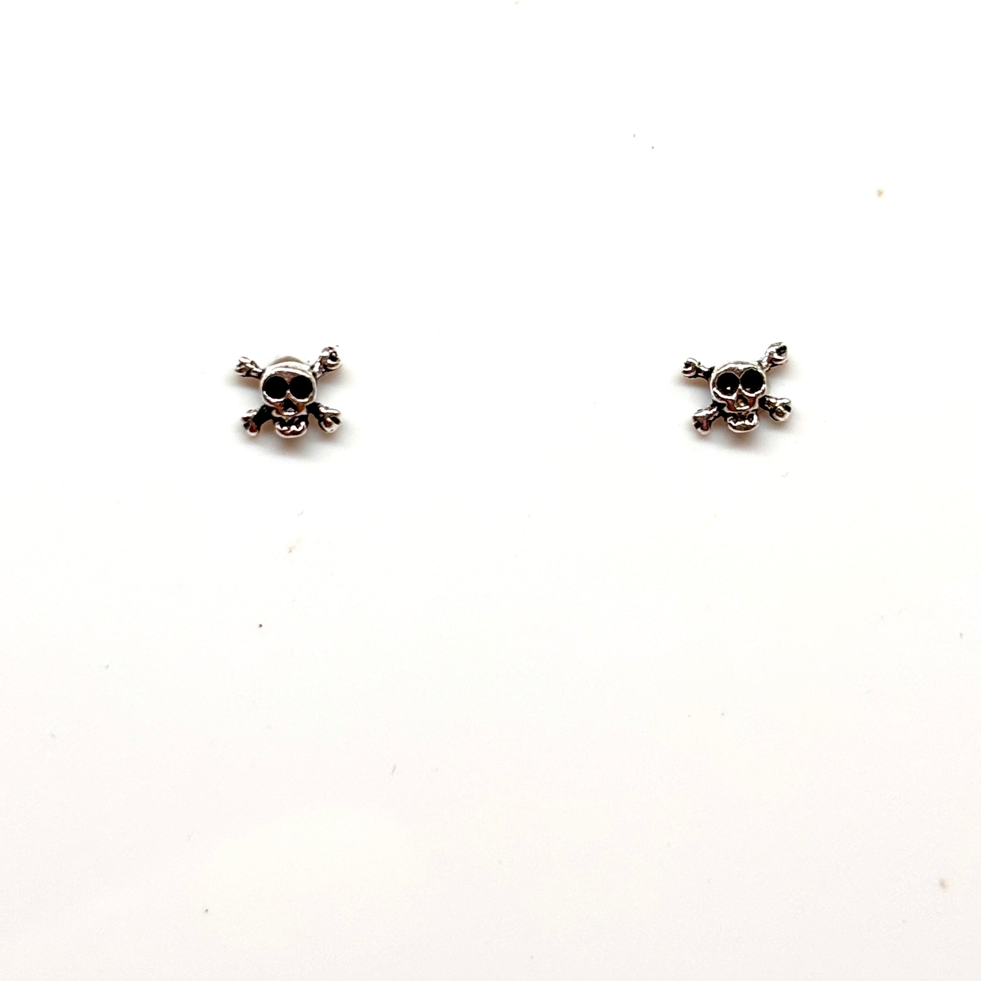 Small skull and crossbones earrings from Pixi Daisy