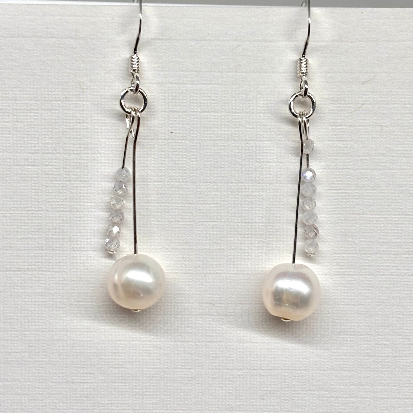 Freshwater pearl dangly earring from Pixi Daisy