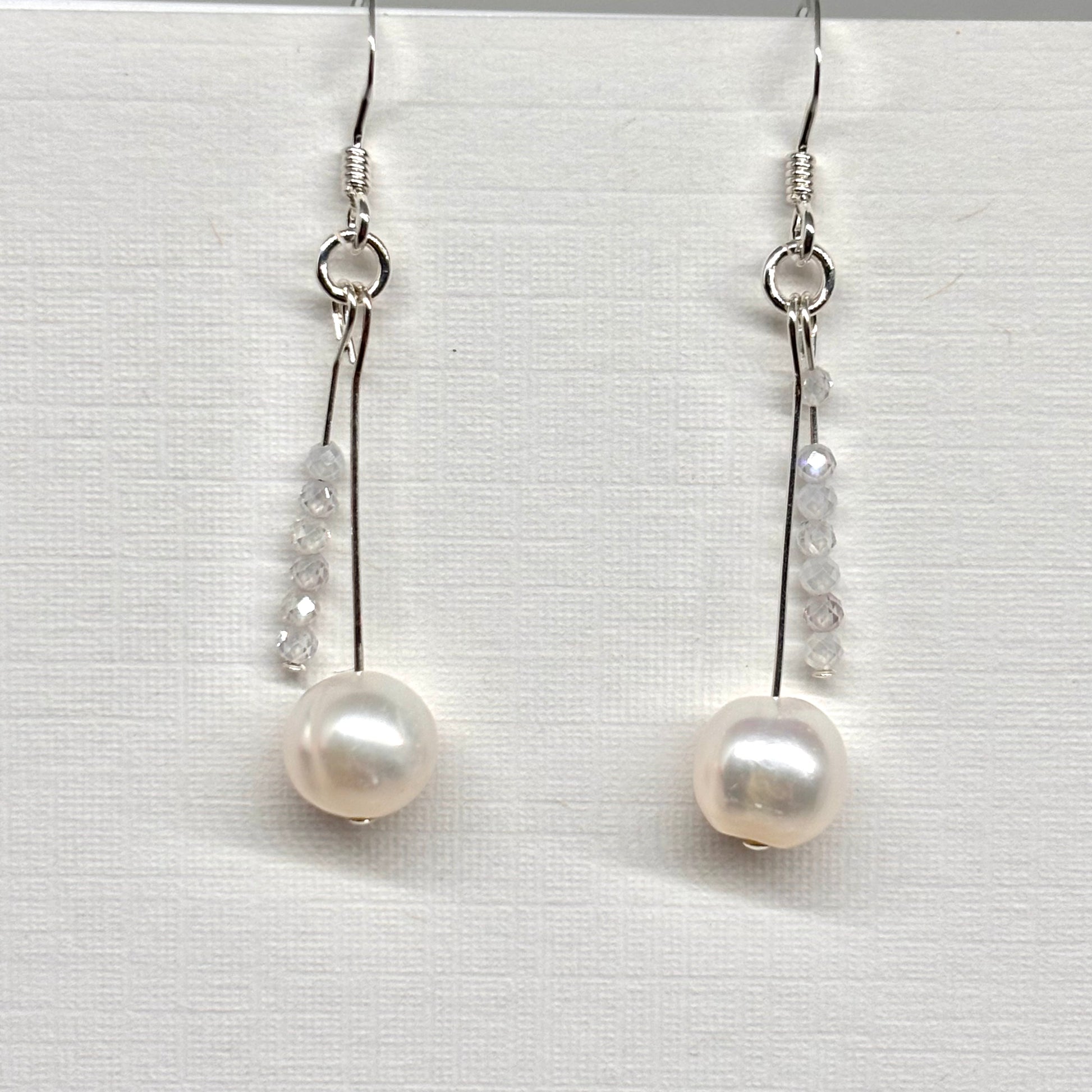 Freshwater pearl dangly earring from Pixi Daisy