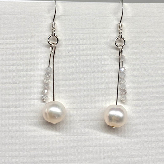 Freshwater pearl dangly earring from Pixi Daisy