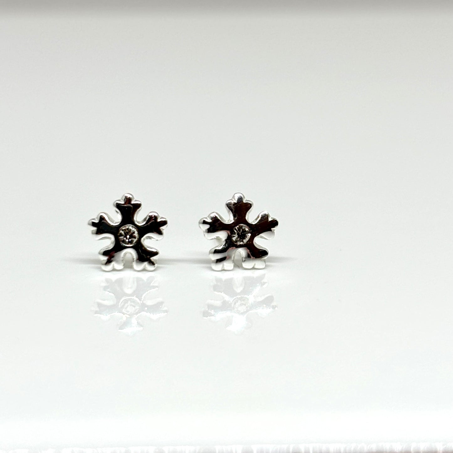 Snowflake ear Studs - Pixi Daisy
