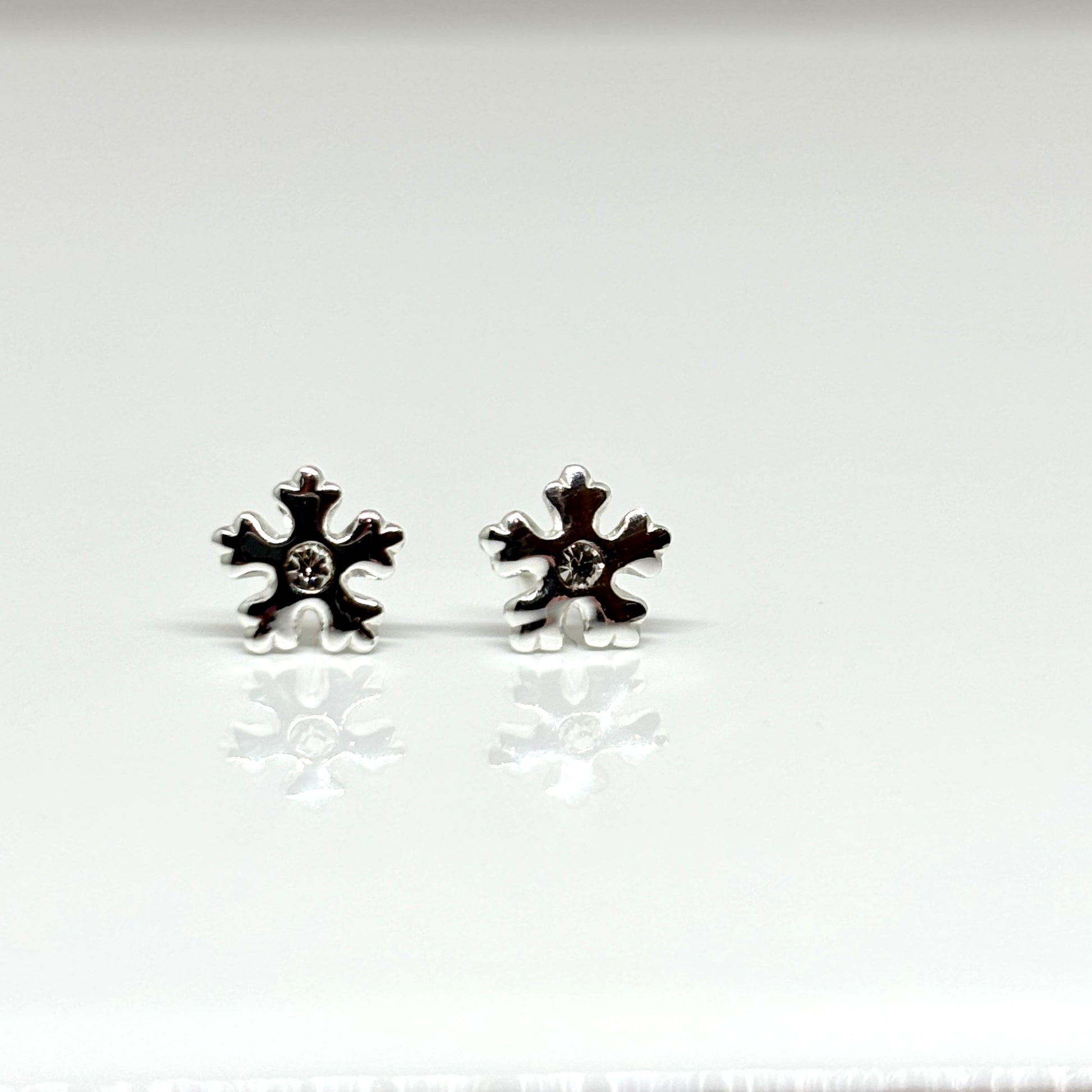 Snowflake ear Studs - Pixi Daisy