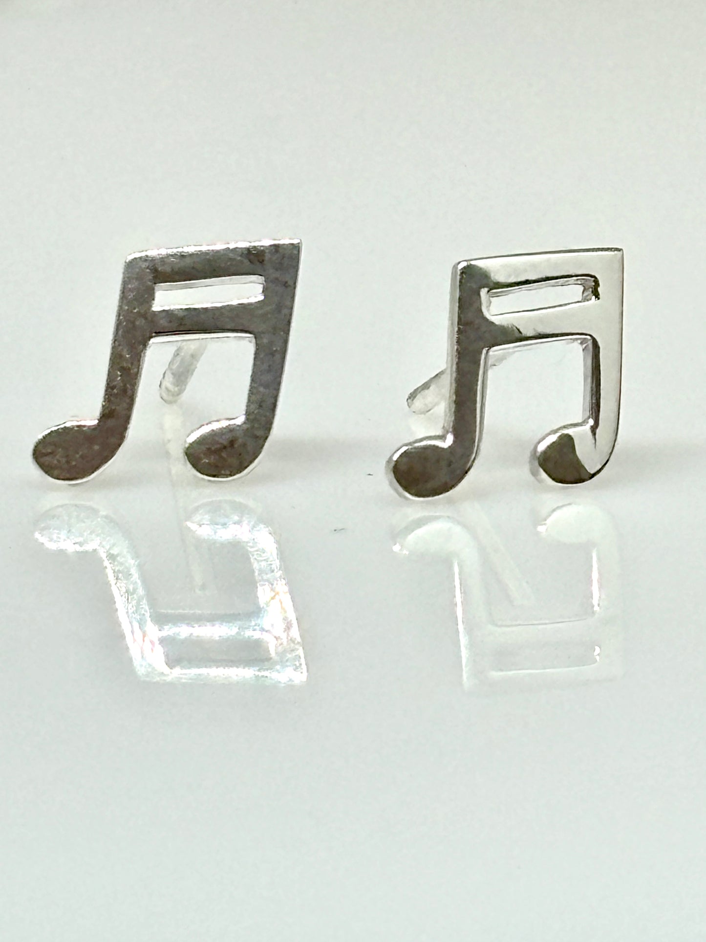 Musical note earrings from Pixi daisy