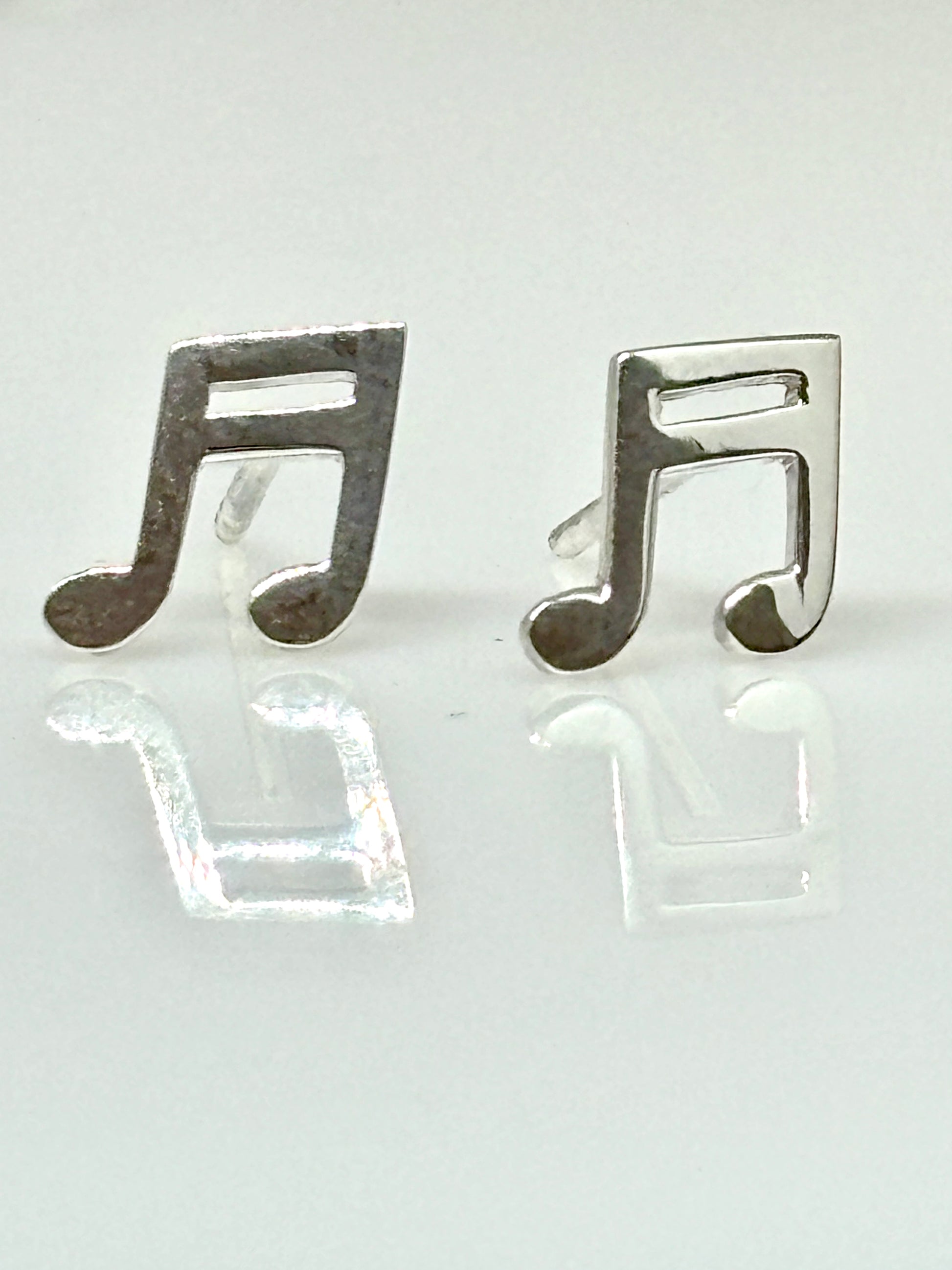 Musical note earrings from Pixi daisy