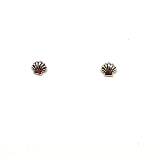 Pair of shell-shaped earrings from Pixi Daisy