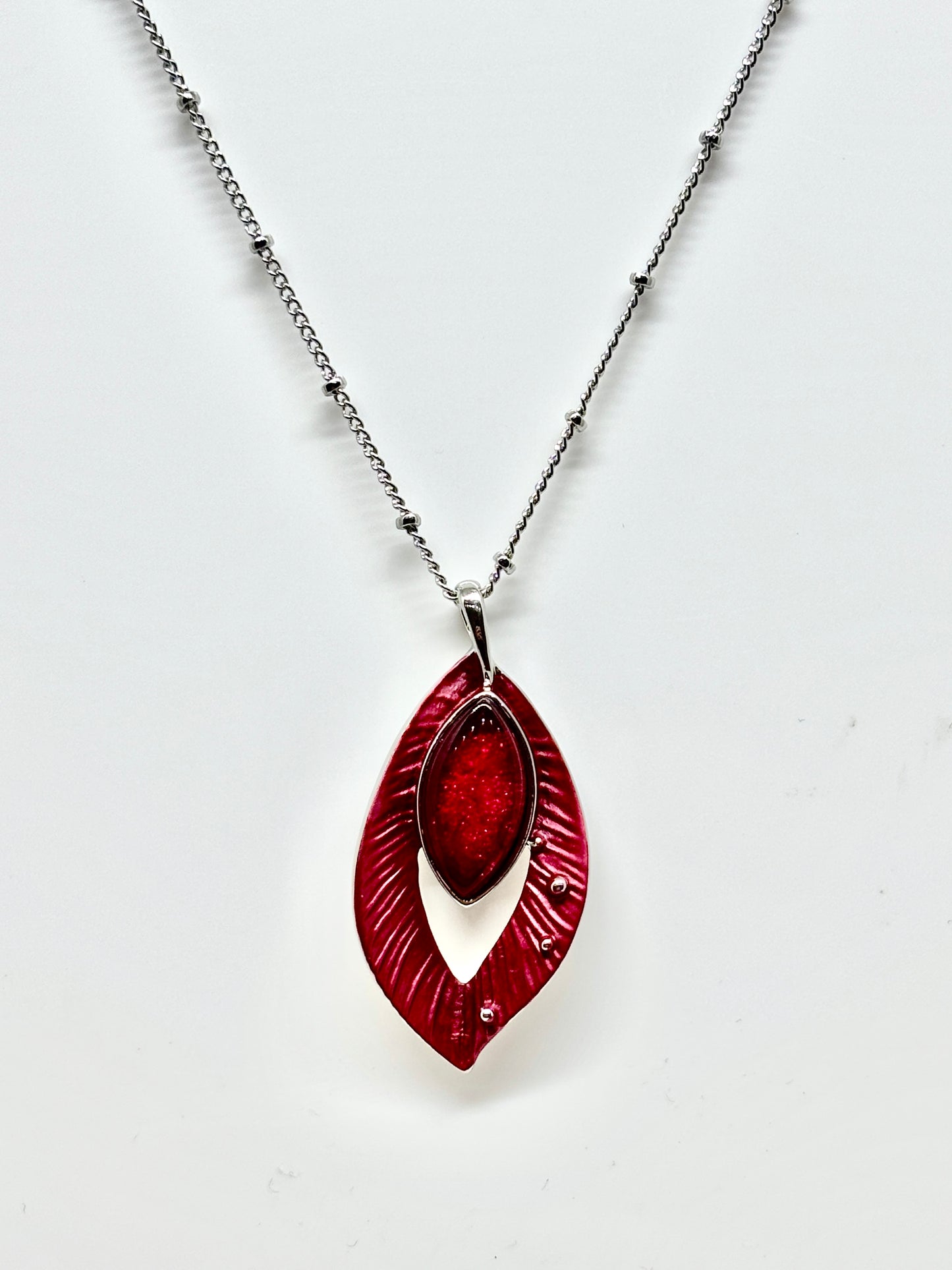 Miss Milly Red Orchid necklace from Pixi daisy