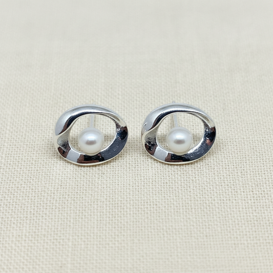 Pearl Organic Oval Frame Stud Earrings pixi daisy