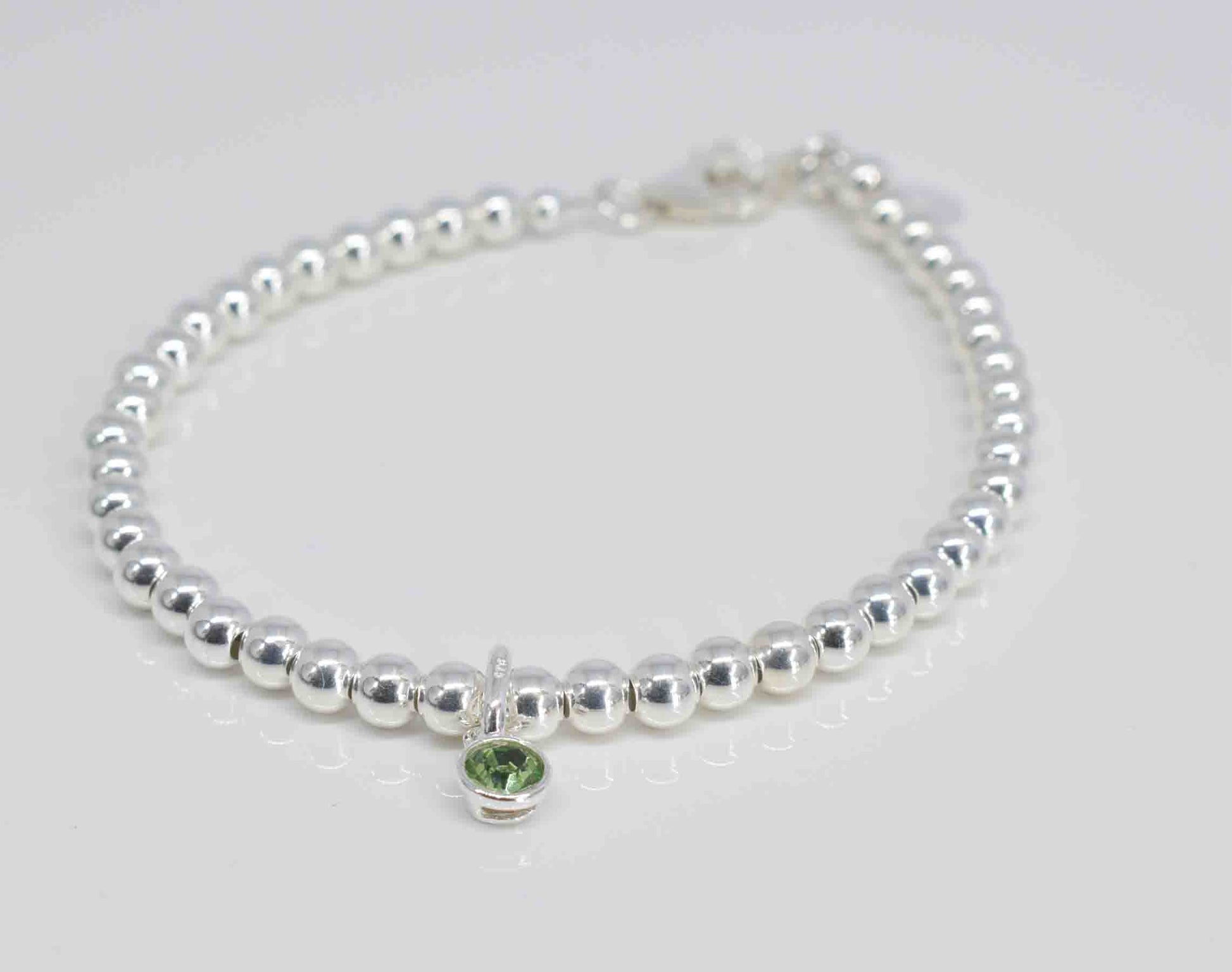 Handmade silver bracelet with peridot charm - Pixi daisy