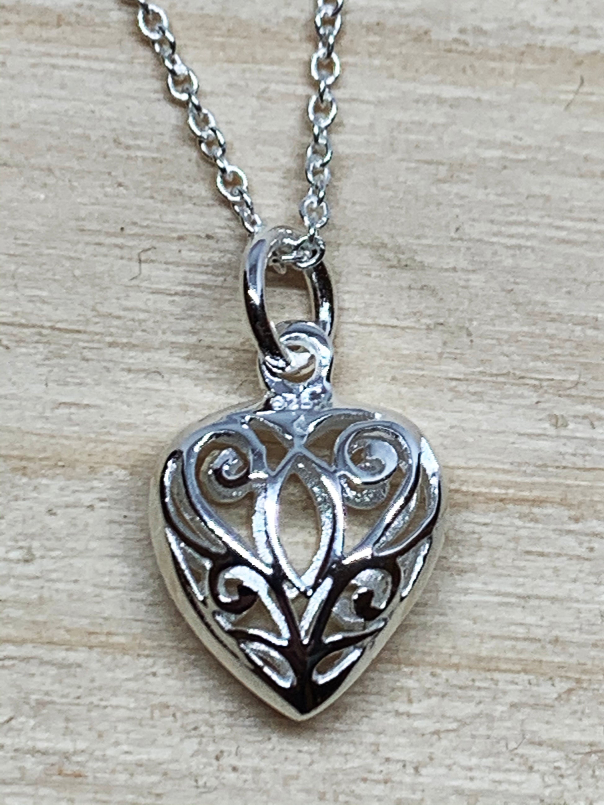 Filigree Puff Heart Necklace - pixi-daisy